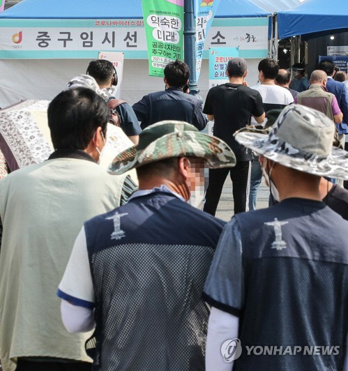 6일 오전 서울 중구 서울역에 마련된 코로나19 선별검사소에 진단 검사를 받으려는 시민들이 줄지어 서 있다. <연합뉴스>